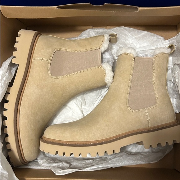 J. Crew Lug-sole Chelsea boots in natural size 7 - Picture 10 of 11